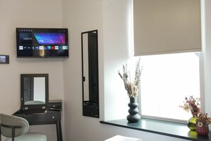 Exterior - Sixty Aparthotelstudio, Central Cardiff + Parking (Cardiff)