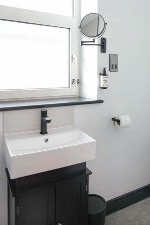 Exterior - Sixty Aparthotelstudio, Central Cardiff + Parking (Cardiff)