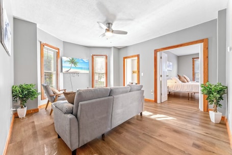 内装. Mins to DT · Pet Friendly · Parking · Tremont