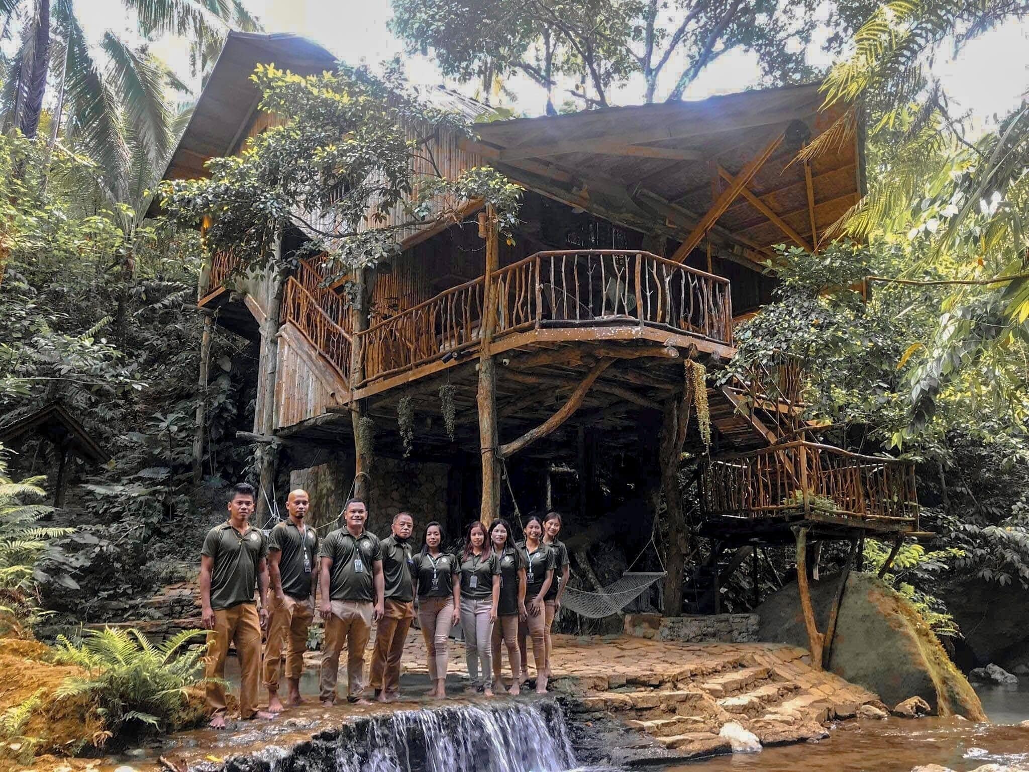 Vista frontal de la propiedad