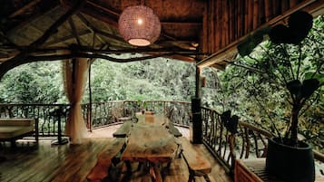 Family Tree House, Private Pool, River View | Free WiFi