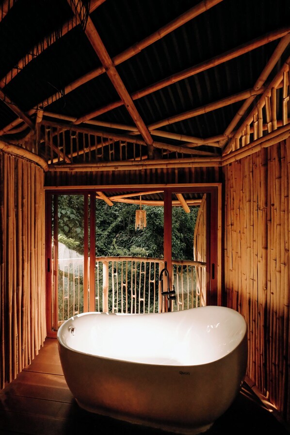 Honeymoon Tree House, Private Pool, River View | Bilik Mandi | Tuala disediakan