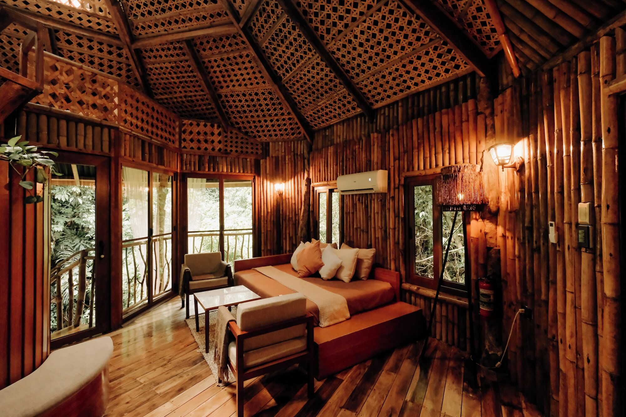 럭셔리 트리 하우스, 전용 수영장, 강 전망 | 거실 공간