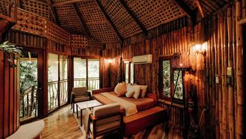 Nhà trên cây Cao cấp, hồ bơi riêng, quang cảnh sông | Khu phòng khách