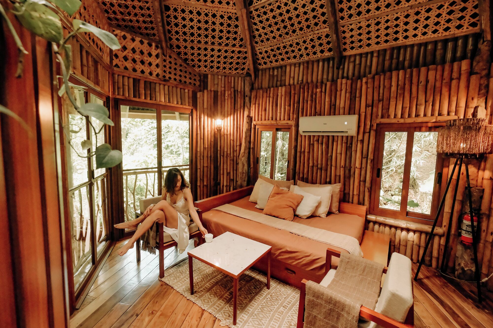 ラグジュアリー ツリーハウス プライベートプール リバービュー | リビング エリア