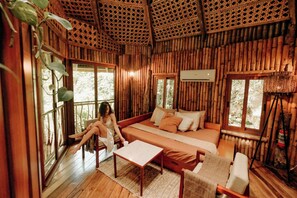 Luxury Tree House, Private Pool, River View | Living area
