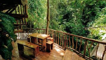 Deluxe Tree House, Private Pool, River View | Private kitchen