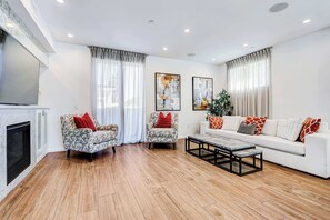 Televisión y chimenea 