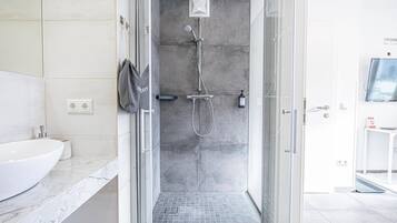 Dusche, Haartrockner, Handtücher, Seife