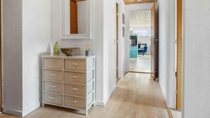 A hallway with a wooden ceiling, a white wall, and a wooden floor. - 5 Star Holiday Home in Brenderup Fyn (Middelfart)