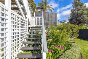 Property grounds - Sunrise Loft – Sea Views & Serenity Above It All (Waiheke Island)