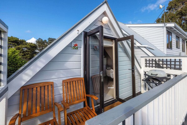 Property grounds - Sunrise Loft – Sea Views & Serenity Above It All (Waiheke Island)