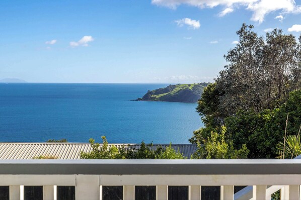 Property grounds - Sunrise Loft – Sea Views & Serenity Above It All (Waiheke Island)