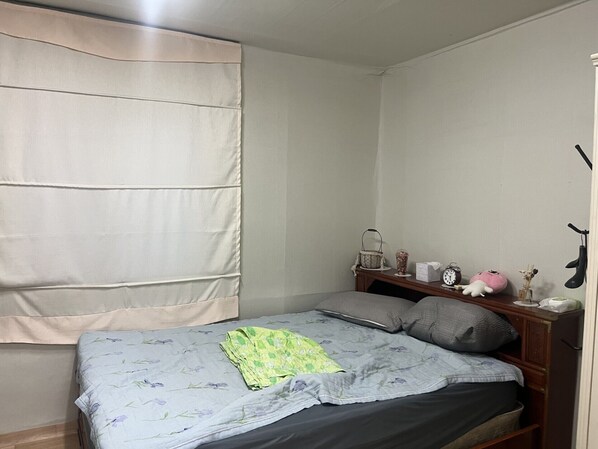 2 habitaciones, escritorio, tabla de planchar con plancha y wifi gratis 