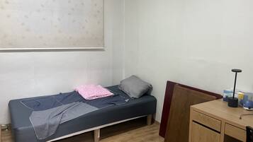 2 makuuhuonetta, työpöytä, silitysrauta/-lauta, ilmainen Wi-Fi