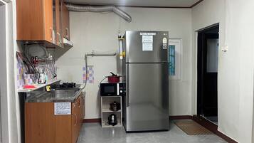 Frigorífico, microondas, utensilios de cocina y especias