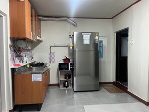 Refrigerador, microondas, utensilios de cocina y condimentos 