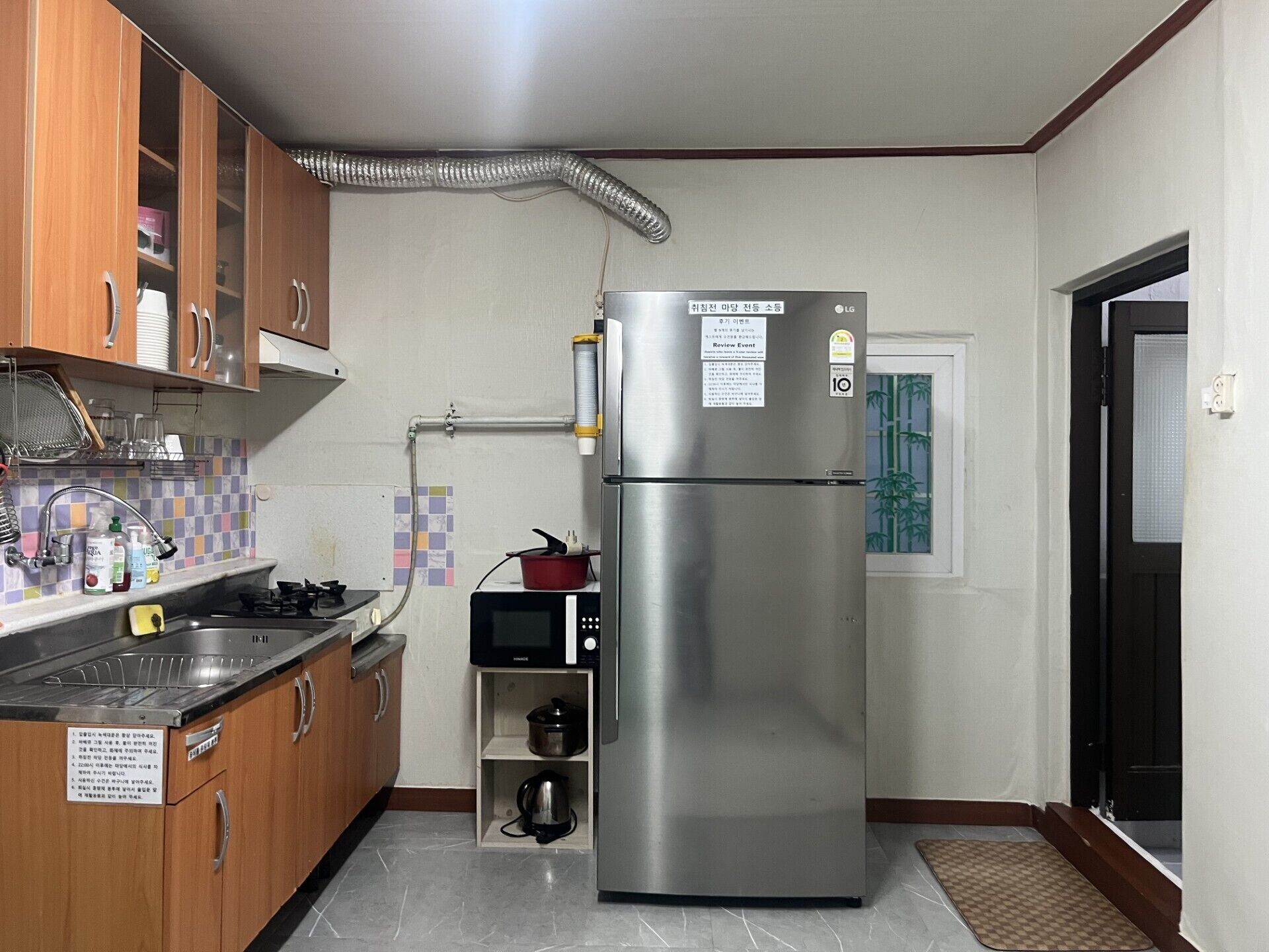 Refrigerador, microondas, utensilios de cocina y condimentos 