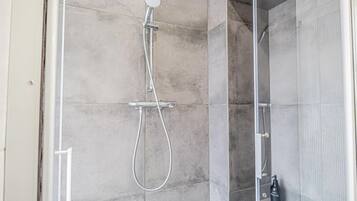 Dusche, Haartrockner, Handtücher, Seife