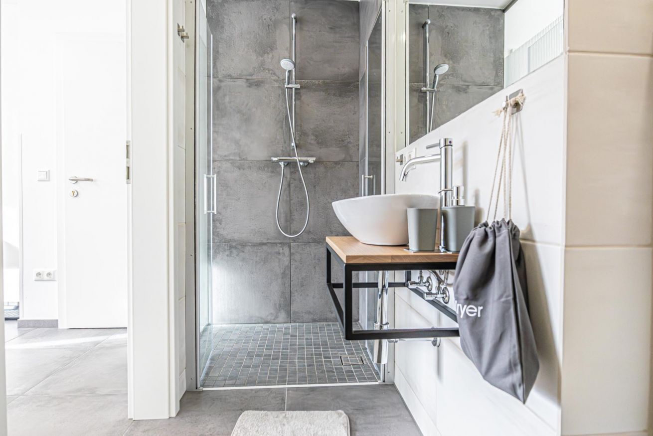 Douche, sèche-cheveux, serviettes fournies, savon