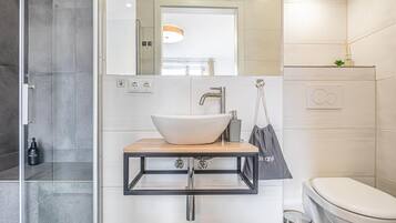Dusche, Haartrockner, Handtücher, Seife