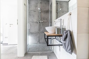 Dusche, Haartrockner, Handtücher, Seife