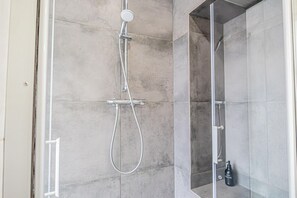 Dusche, Haartrockner, Handtücher, Seife