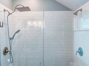 Shower, hair dryer, bidet, towels - Sunny future conscious home in Portland (Portland)