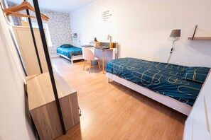 Iron/ironing board, WiFi, bed sheets - Double Room with Wi-Fi (Brizambourg)