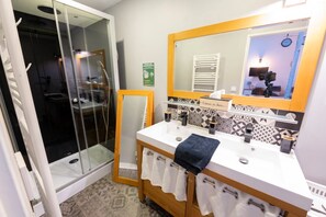 淋浴设施、吹风机、毛巾