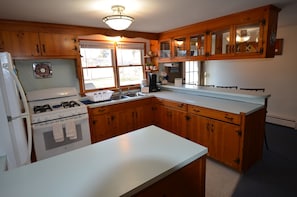 Kjøleskap, mikrobølgeovn, ovn og kokeplater