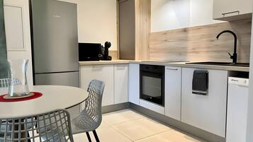 Réfrigérateur, micro-ondes, four, plaque de cuisson