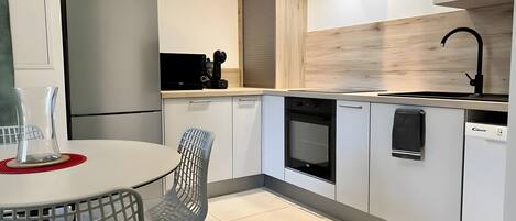 Refrigerador, microondas, horno y parrilla de estufa