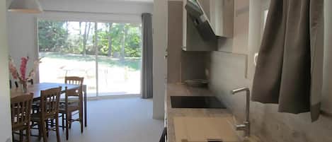 Jääkaappi, mikroaaltouuni, uuni, liesi