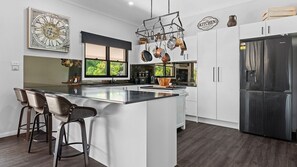 Réfrigérateur, micro-ondes, four, plaque de cuisson