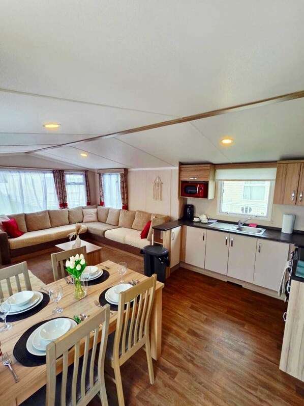 Interior - Caravan by the sea with direct access to the beach. Pet friendly! (Barton on Sea)