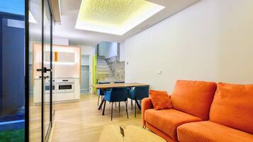 Dúplex, patio, vista al patio | Área de sala de estar