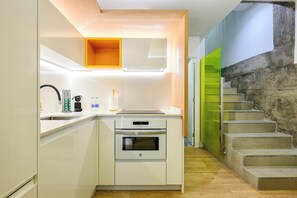 Maisonette, Terrasse, Blick auf den Innenhof | Eigene Küche