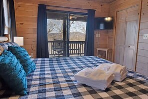 3 bedrooms, desk, WiFi, bed sheets