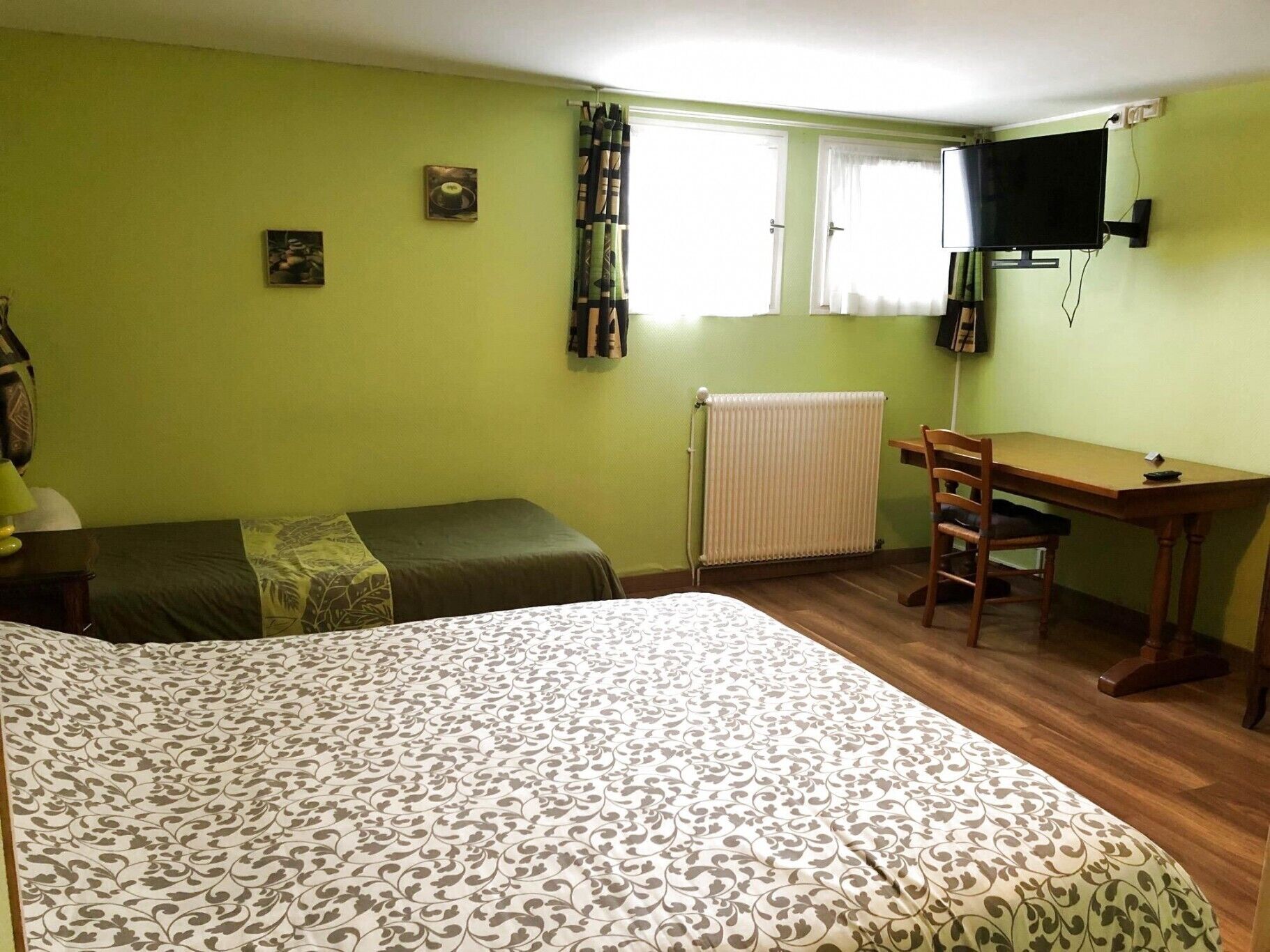 Classic Triple Room | Desk, laptop workspace, free WiFi