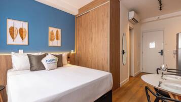 Estudio Confort, vistas a la ciudad | Caja fuerte, escritorio, espacio para trabajar con un portátil