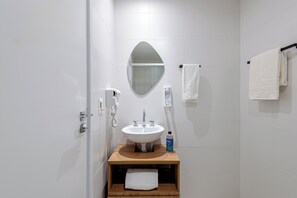 컴포트 스튜디오, 시내 전망 | 욕실 | 샤워 시설, 레인폴 샤워기, 무료 세면용품, 헤어드라이어
