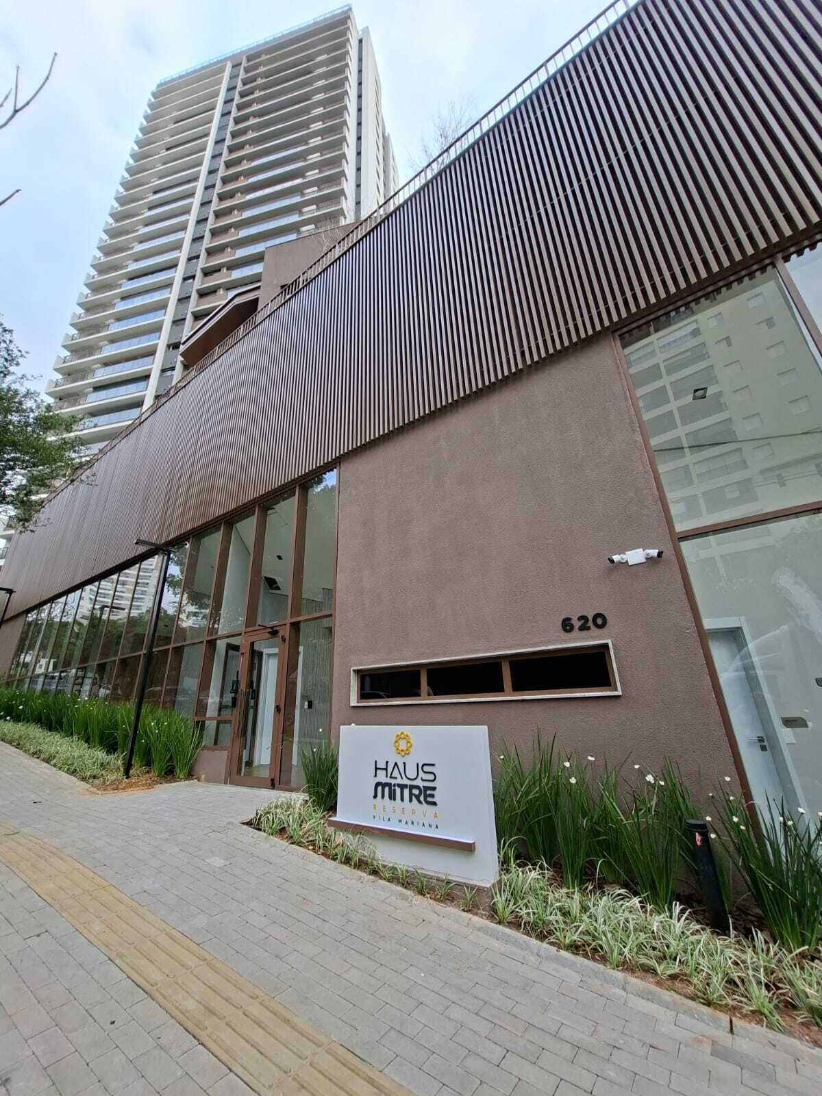 Bagian depan properti - sore/malam