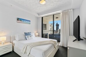 2 habitaciones, escritorio y tabla de planchar con plancha 
