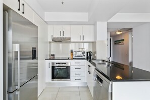 ثلاجة، ميكروويف، فرن، موقد طهي مسطح