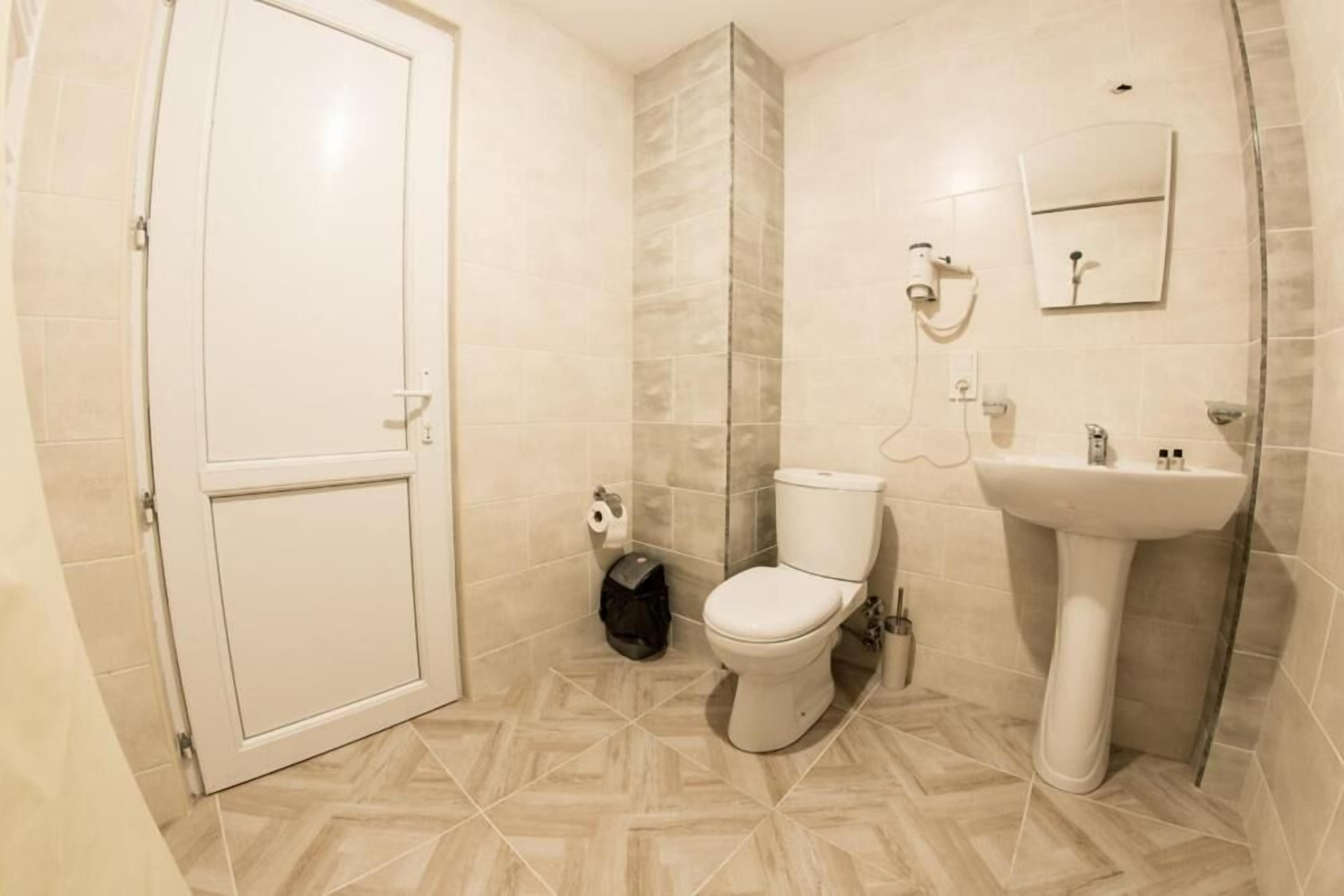 تجهيزات دش، مجففات شعر، خف للقدمين، مناشف