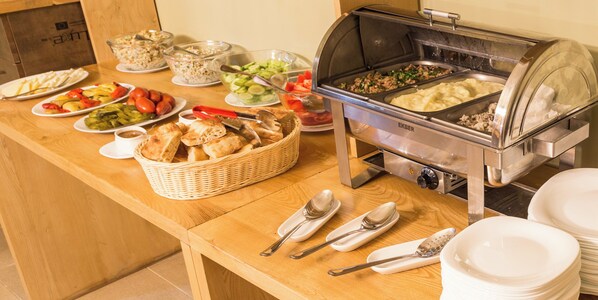 Desayuno buffet (USD 30 por persona) 