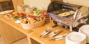 Päivittäinen buffetaamiainen (30 USD per henkilö)