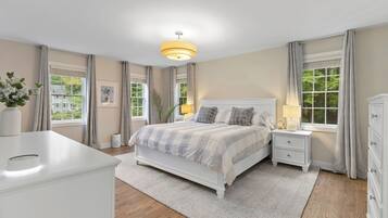 5 bedrooms, iron/ironing board, WiFi, bed sheets