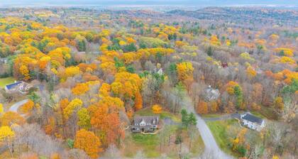 Spacious 5-bedroom Adirondack Farmhouse near Saratoga Springs